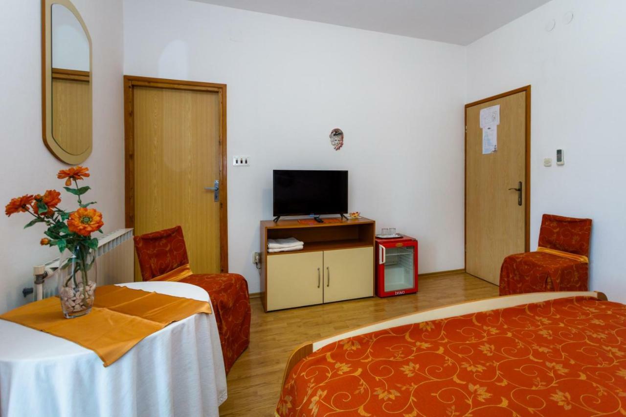 Rooms Mimi Krk Town Exterior foto